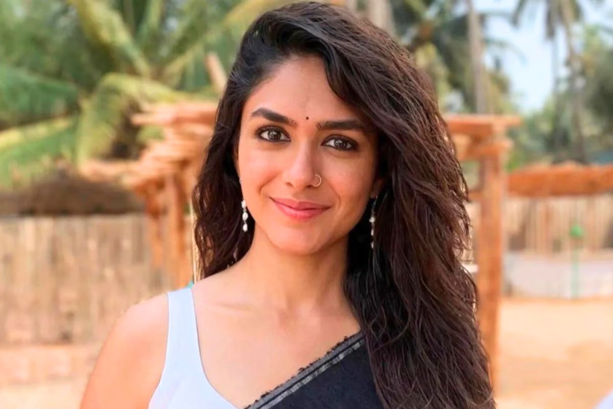 ভারী মেকআপ নয়, হালকা ফাউন্ডেশন, কনসিলার আর ন্যাচরাল হাইলাইট- বিশেষ প্রয়োজন না হলে এই সামান্য মেকআপই তাঁর পছন্দ। 